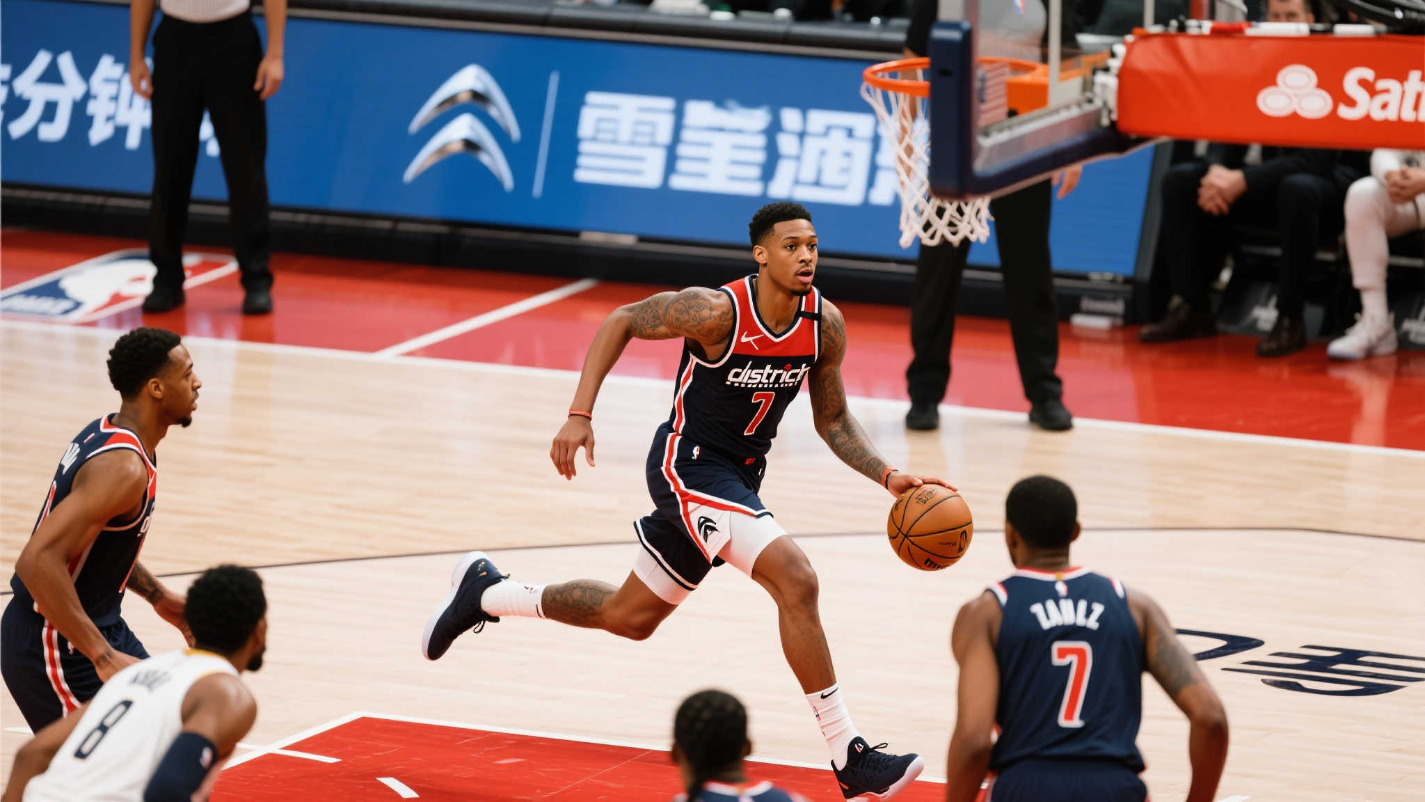 西亚卡姆身穿皇家马德里配色KD17战靴,决胜时刻献上16分 值得一提地分析环节,是其中四分钟首节末尾关键情景。